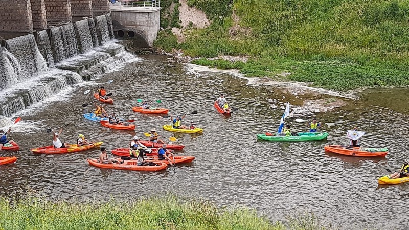 Tarea cumplida: en kayak, limpiaron el cauce del arroyo